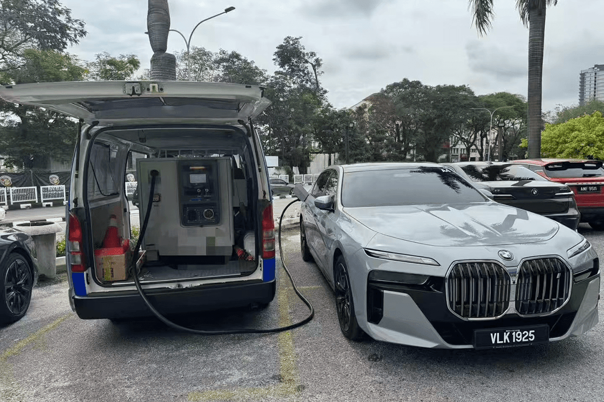 Mobile Energy Storage DC Fast Charging for Door-to-Door Power Delivery and Roadside Rescue